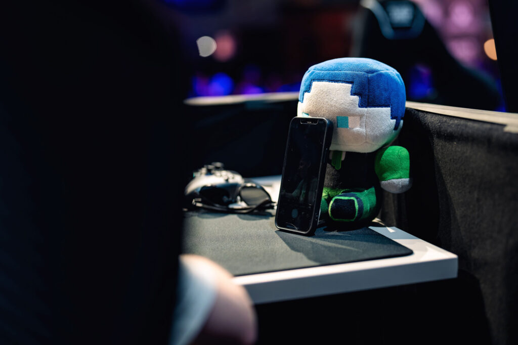 Veranstaltung Gamescom 25 ROG-Bühne BastiGHG-Plüschtier